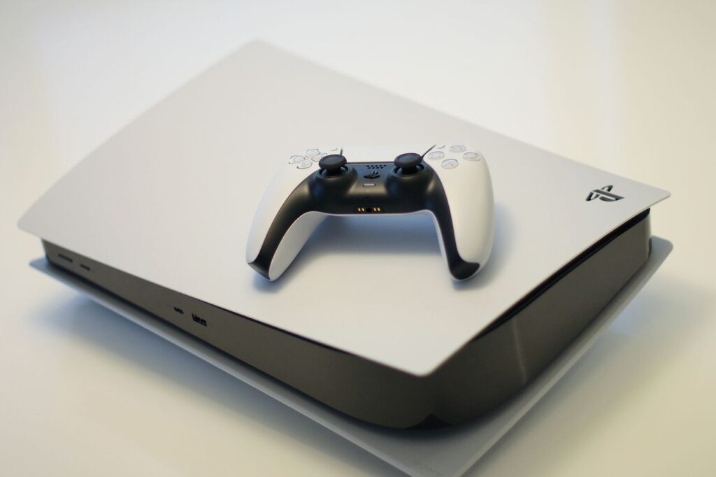 למה כל כך הרבה גיימרים בוחרים PlayStation – ומה באמת קורה ל-Xbox?
